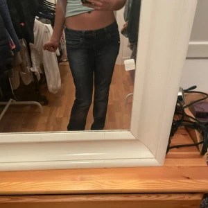 Mörkblå jeans från Cons Woman - Snygga mörkblå jeans från Cons Woman med en klassisk design. De har skönt matrial och sitter skönt på. De är botcut och snygga med detaljer! Aldrig använda var testade på!