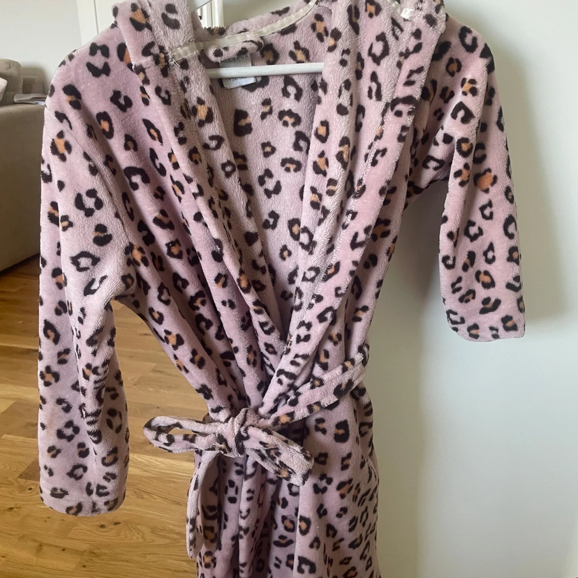 Rosa morgonrock med leopardmönster och matchande tofflor  - 2