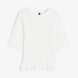 Vit blus med smockdetaljer - Smockad topp från H&M i storlek M. Helt ny utan prislapp💓 Hör gärna av er om ni har några frågor!