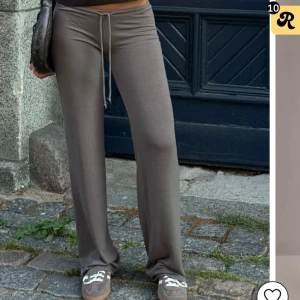 Bruna mjukisbyxor med snörning - Säljer ett par superbekväma bruna mjukisbyxor med snörning i midjan. Köpta från nelly och har prislappen kvar de är helt oanvända. De är helt slutsålda på hemsidan