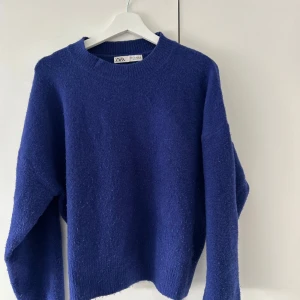 Blå tröja från Zara - Säljer en snygg blå tröja från Zara. 