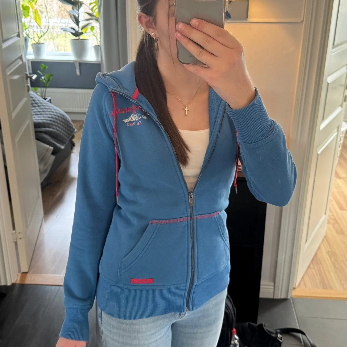 Blå hoodie från Peak Performance - 4