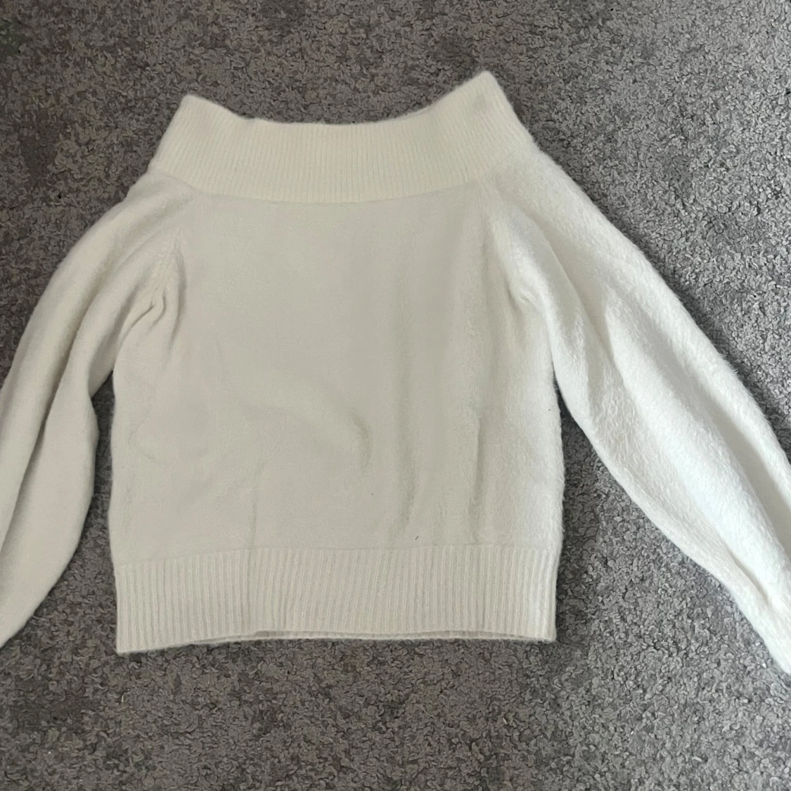 Vit stickad off shoulder tröja XS