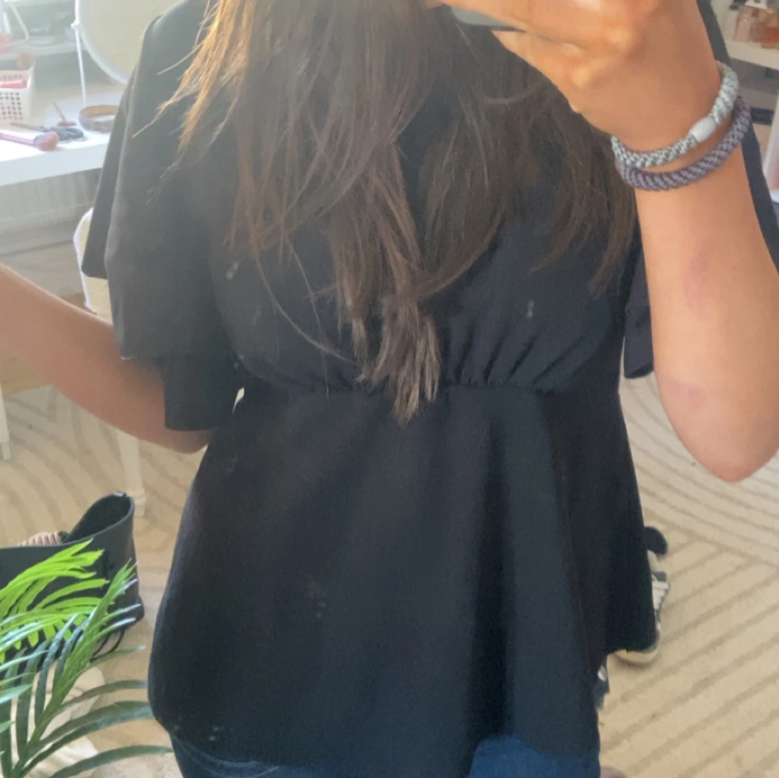 Svart blus med volangärmar - 3