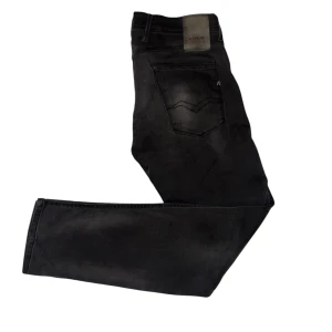 Replay Anbass Jeans  - Snygga svarta jeans från Replay i modellen Anbass. De har en slim fit passform och är tillverkade i ett stretchigt material för extra komfort. Perfekta för en stilren look.