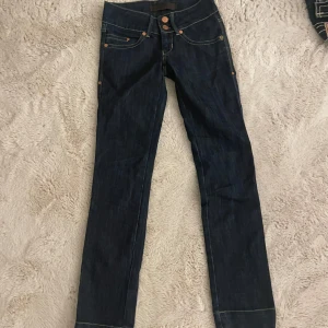 Mörkblå jeans från Gina Jeans - Snygga mörkblå jeans från Gina Jeans med klassisk design och lite detaljer, de är raka/lite skinny och om du gillar att sy ut jeans så är dessa för dig 🩵