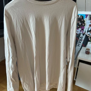 Beige långärmad tröja - En aning lång i armarna men annars helt normal i storleken - den har små fläckar längst ner på ena armen men går säkert att skrubba bort!
