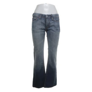 Blå bootcut jeans - Jättesnygga Lågmidjade bootcut jeans som är köpta från Sellpy. Tyvärr passade de inte så kommer ej till användning. Midja (rakt över): 39 cm, innerben: 78 cm💞 pris kan diskuteras!