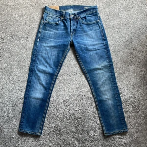 Dondup George - Mörkblåa dondup jeans i bra skick. Det står storlek 33 på jeansen men skulle mer säga att det är som W28. Jeansen saknar D:et på bakfickan för att det har lossnat. Jeansen har ett litet stygn på vänster vad på baksidan, men stygnet är bara 1-cm så inget som stör mycket! Jeansen är 90cm långa! Skicka gärna om ni vill ha mer bilder med mått på jeansen eller om ni undrar över något annat! 