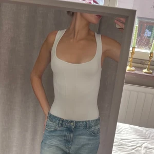 Body  - Så fin och bekväm body från Zara. Köpt secondhand men är i bra skick, liiite nopprig. 