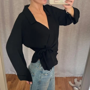 Knytblus - Supersöt knytblus/omlottblus, skönt och svalkande material. Man knyter på två ställen, två mindre snören in mot kroppen och sen de större som syns på bilderna. 