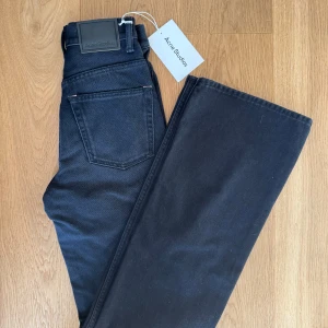 Svarta jeans från Acne Studios - Svarta jeans från Acne Studios. Bootcut modell. Storlek 24/32, passar xs