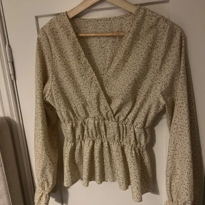 Fin beige volangtröja  - Beige volangtröja, aldrig använd