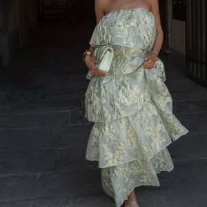 Balklänning  - Jättefin blommig långklänning från Lovisa Wallin kollektion med Nakd🌸 helt slutsåld ! Perfekt till sommaren, bal och bröllop!💕 Säljer då 32 passade bättre för mig ( min vanliga storlek på nakd kläder). Helt oanvänd och prislapp kvar . Pris kan diskuteras, så skiv prisförslag 