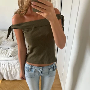 Grön topp - Grön off shoulder topp med så snygga knytdetaljer💚