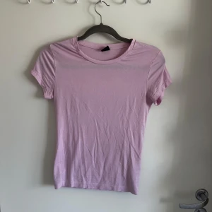 Ljusrosa t-shirt från Gina Tricot - Säljer en ljusrosa t-shirt från Gina Tricot i softtouch material 💞kan gå ner i pris 