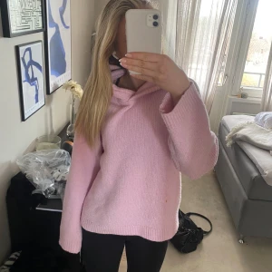 Rosa stickad hoodie  - Säljer denna jättemysiga rosa stickade hoodie, skriv gärna för fler bilder❤️