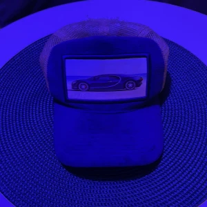 Blå keps från perik - Säljer en blå keps från perik med bil motiv 