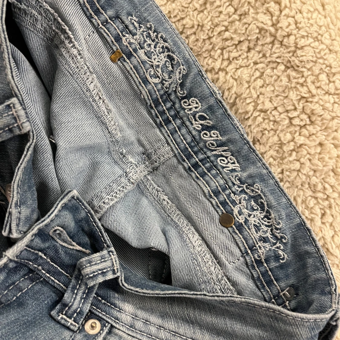 Blå jeans med broderad bakficka strl S - 2