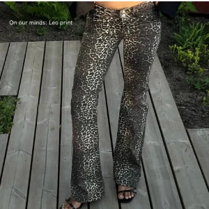 leopard Jeans - Snyggaste leopard jeansen!! Älskar!! Men behöver verkligen pengar så säljer därför 💓 pris går att diskutera. Storlek 34 men passar mig som vanligtvis har 36