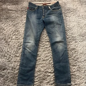 Tramarossa jeans - Säljer dessa riktigt snygga och sköna sartoria Tramarossa jeansen i modellen Leonardo som har en slim passform. Jeansen är i bra skick, inga defekter. Bara att skriva vid frågor eller funderingar, pris kan diskuteras.