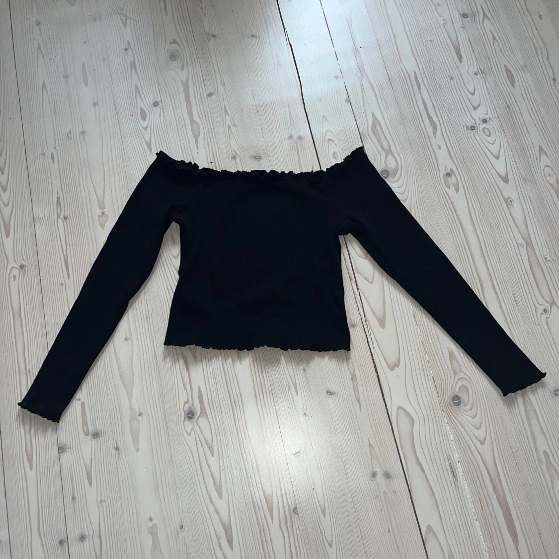 Svart off-shoulder topp