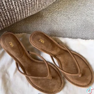 Mocka klackar Zara - Bruna klackar i mocka  Kitten heel  Nya i kartong  Aldrig använda - köpte två storlekar och behöll de andra   Slutsålda på hemsidan