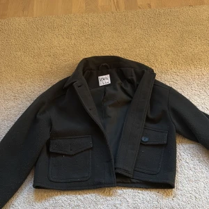 Kappa - Mörkgrön kort fin kappa från Zara