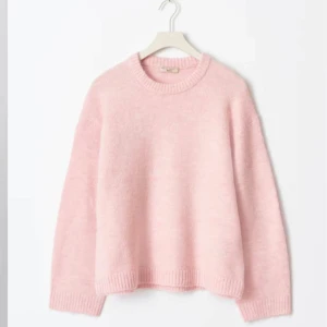 Rosa stickad tröja - Används knappt längre, inga defekter, nypris 399 💕 strl M men passar mig som har xs/s