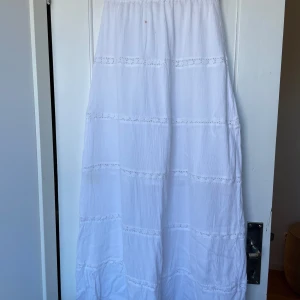 Lång kjol vit - Lång vit kjol från NA-KD i strl XS. Finns två små fläckar tyvärr, därav priset!