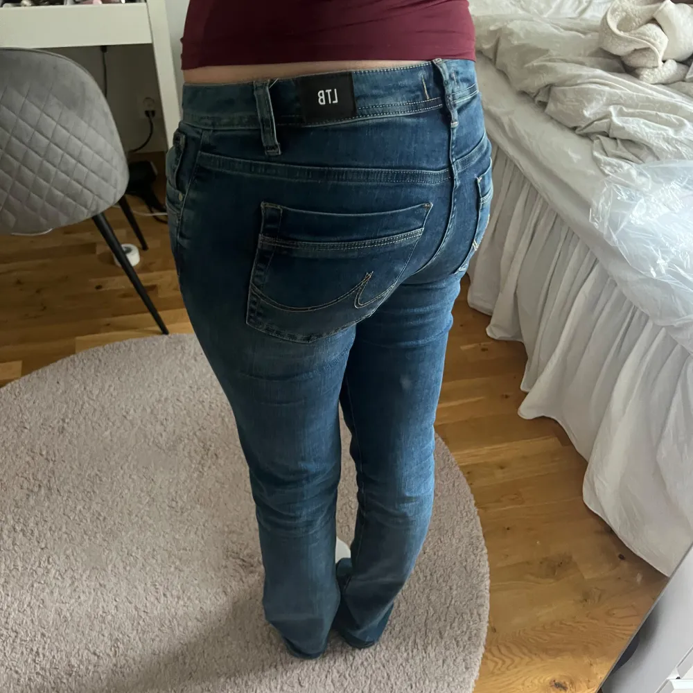 Säljer ett par klassiska blå jeans från LTB. De har en normal passform och är low waist. Storlek w28 L36 Passar perfekt på mig som är 176!💕. Farkut & Housut.