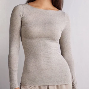 Intimissmi Beige långärmad tröja - Säljer en stilren beige långärmad tröja i mjukt material. Perfekt för en avslappnad look. Tröjan har en enkel design utan mönster och en rund halsringning.