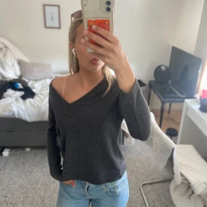  tröja - Säljer en mörkgrå tröja med v-ringning. Tröjan har långa ärmar och en bekväm passform, passar bra till jeans eller kjol. Helt ny! ❤️
