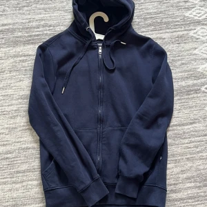 Hoodie mörkblå - Något random märke men väldigt bra tröja.