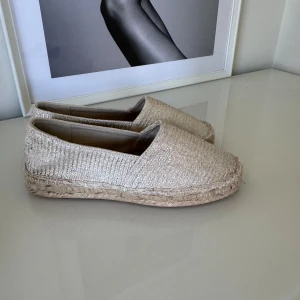 Espadrilles  - Så snygga skor som passar nu till våren och sommaren! Använda en gång men de är som helt nya 🤍