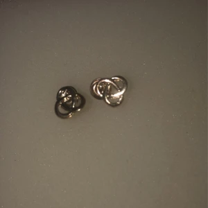 Guldörhängen i knutdesign - Säljer ett par eleganta guldörhängen med en stilren knutdesign. Perfekta för att ge en subtil men sofistikerad touch till din look. Passar både till vardag och speciella tillfällen.