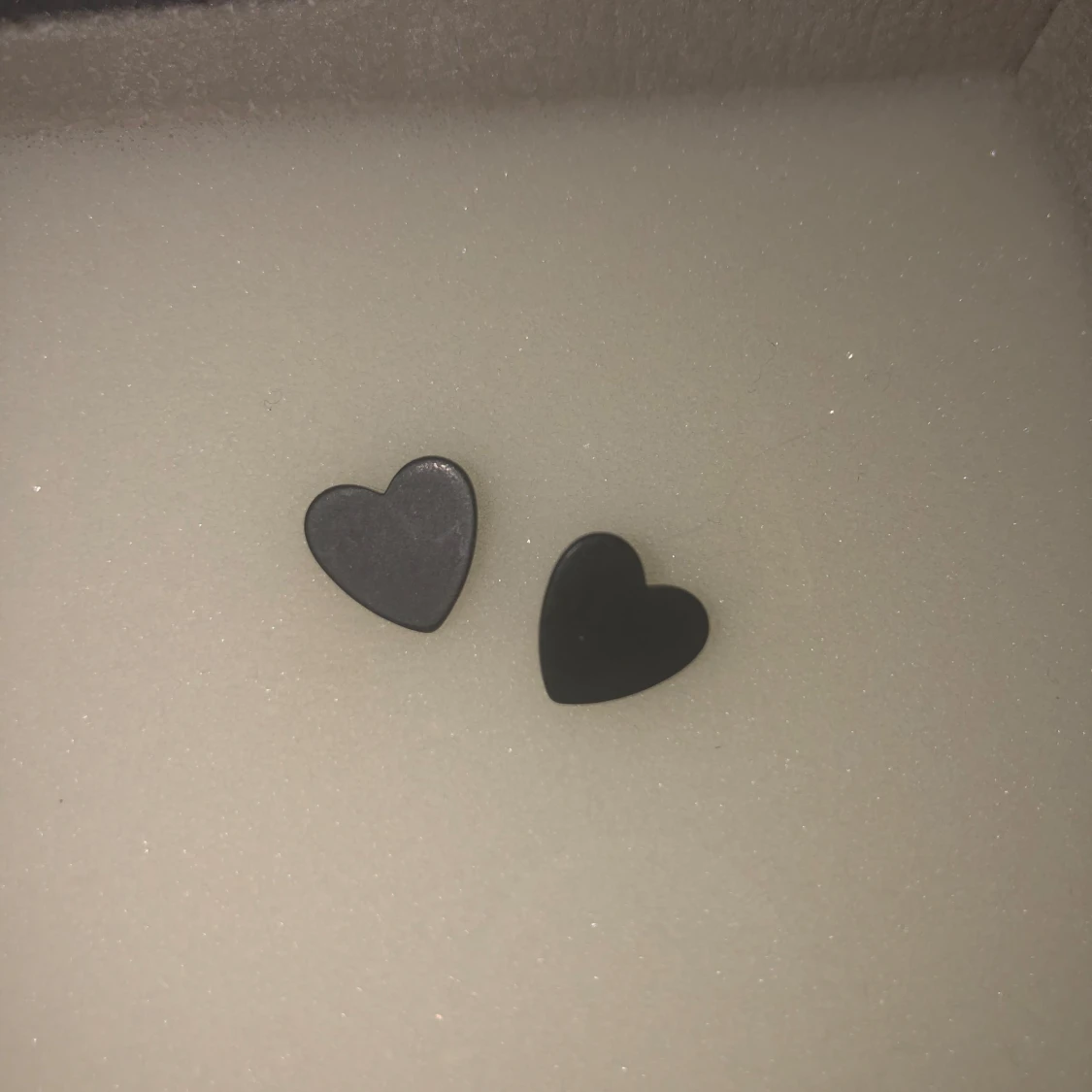 Svarta hjärtformade örhängen