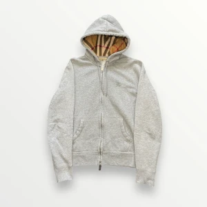 Burberry zip hoodie - Skick 9/10 väldigt bra. Storlek M inget og