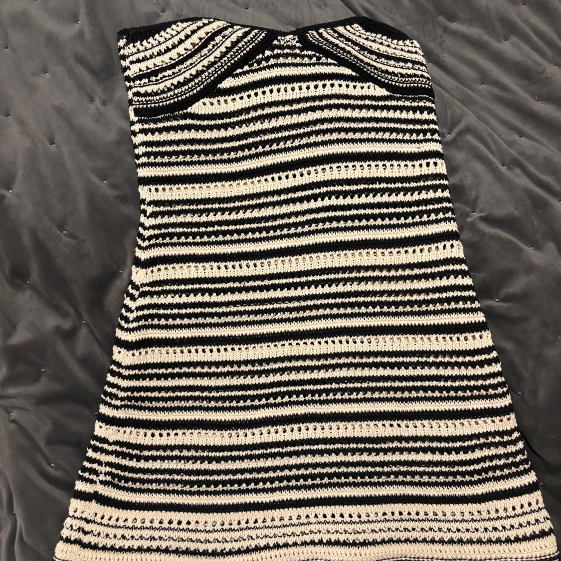 Randig axelbandslös klänning - 1