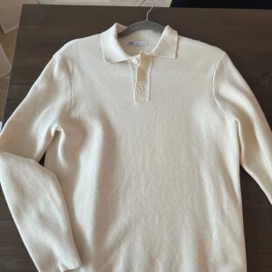 Vit Zara tröja - Säljer sjukt snygg tröja som passar perfekt till vår och sommarn. Storlek S. Pris kan diskuteras vid snabb affär.