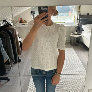 Vit blus med puffärmar - Vit blus med puffärmar och ett diskret hålmönster. Aldrig använd endast testad🤍