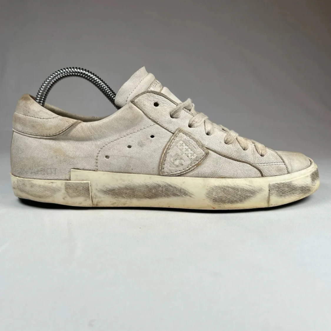 Beige sneakers från Philippe Model