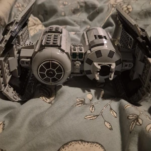 Lego Star Wars rymdskepp bra skick på den första billden och sista - Säljer tre olika Lego Star Wars rymdskepp. Första är en TIE Fighter i grått och svart, andra är en grå och blå stjärnjagare, och tredje är en orange och vit stjärnjagare. Perfekt för Star Wars-fans och Lego-entusiaster!