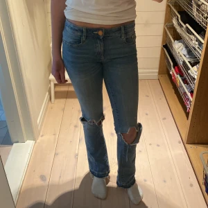 Blå jeans med slitningar - Säljer ett par jeans! Jag har sprättat upp där nere för att få dem längre. Jag har också sytt ner dem till lågmidjade. Så fina💞