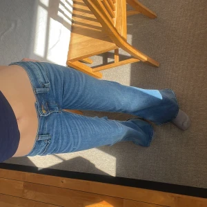 Low waist flared jeans - Från weekday. Oanvända, prislappen sitter fortfarande på. Säljer då de var lite för korta. 💕Strlk 27/32, köptes för 399kr