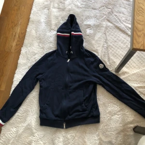 Moncler hoodie  - Säljer en hoodie från moncler i storlek xs den har inget slitage och jag säljer den då den blivit för liten
