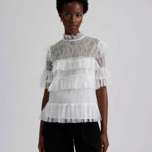 By malina rachel blus  - By Malina topp, super fin, i jätte bra skick! Köpt för 1800 säljer för 800, Hör av er för fler bilder!💕💕💕