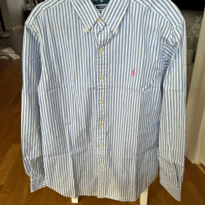Ralph lauren skjorta  - Säljer en skön ljus blå randing Ralph lauren skjorta storlek M (den är ej smutsigt utan de är skummigt som får den att se ut som de längst nere)