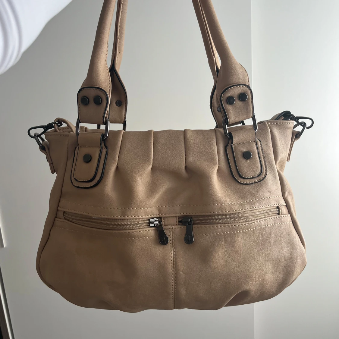 Beige axelväska med dragkedja