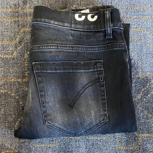 Dondup jeans  - Säljer dessa snygga Dondup jeansen för endast 1199, nypris ligger runt 3500. Modell: George. Skicket är väldigt bra, lite tecken på användning men inga synliga defekter (9/10) och är i storlek 33, Mått:  41cm midja 104cm längd.